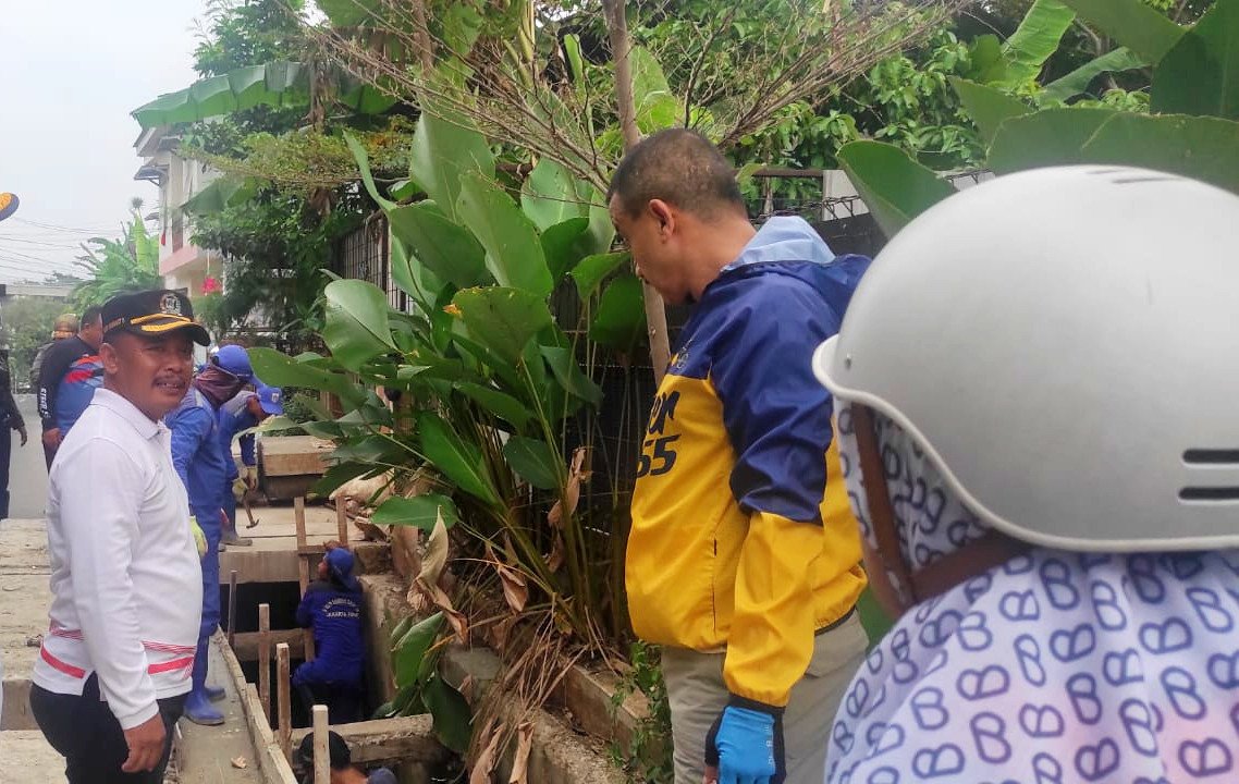 Walikota Tinjau Perbaikan Turap Saluran Air di Kelurahan Ceger untuk Antisipasi Banjir